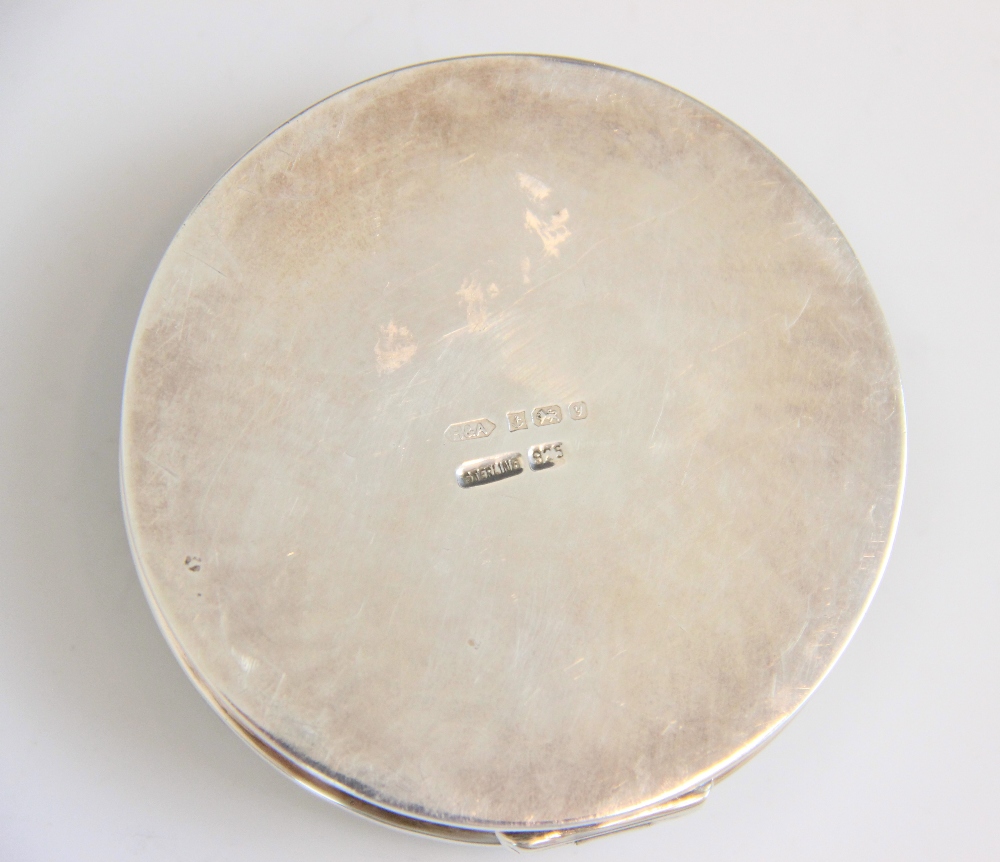 A silver trinket dish, Hansford & Ainsworth, Birmingham 1998, the circular hinged cover with painted - Image 3 of 4