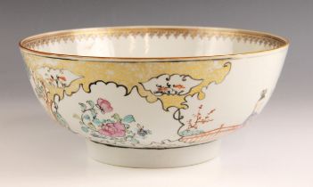 An 18th century Chinese export porcelain centre bowl, Qianlong (1736-1795), the circular bowl
