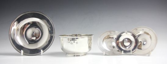 A set of four silver graduated pin dishes, Comyns of London Ltd, London 1993, the grooved edges