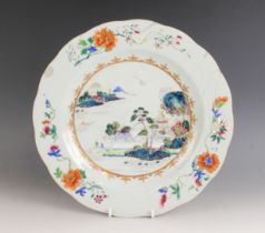 A Chinese export porcelain charger, Yongzheng (1722-1735), the circular shaped plate decorated to