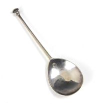 A Elizabeth I seal top silver spoon, London 1586, the fig shaped with stem leading to shaped