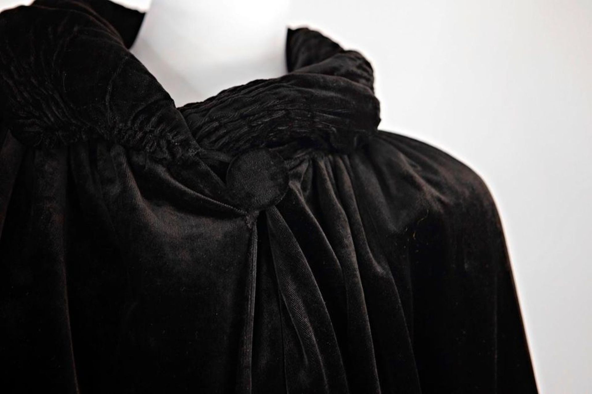 Vintage 1920s/1930's Velvet and Gold Embroidered Opera Coat - Bild 7 aus 8