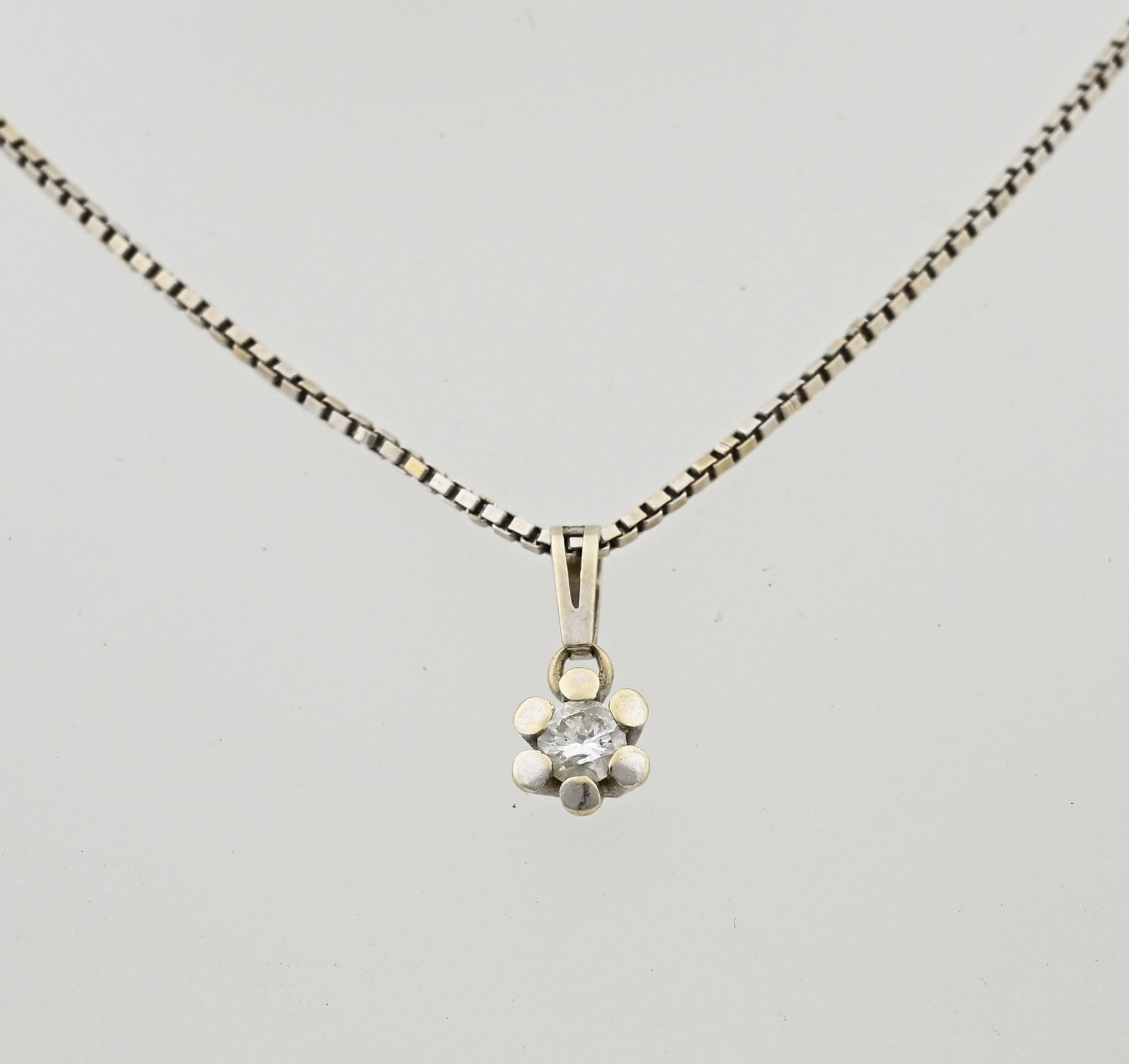 White gold necklace with pendant