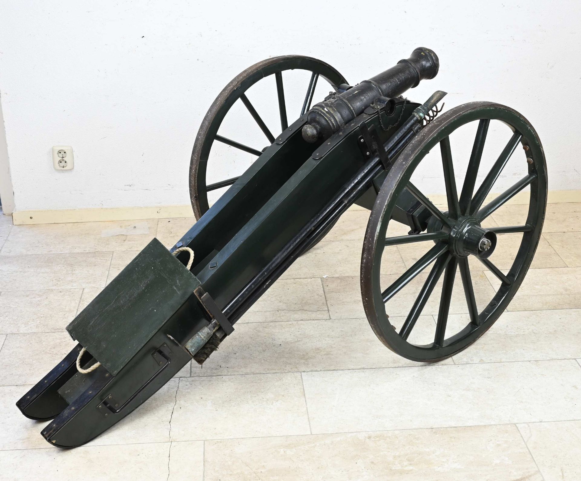 Large salute cannon