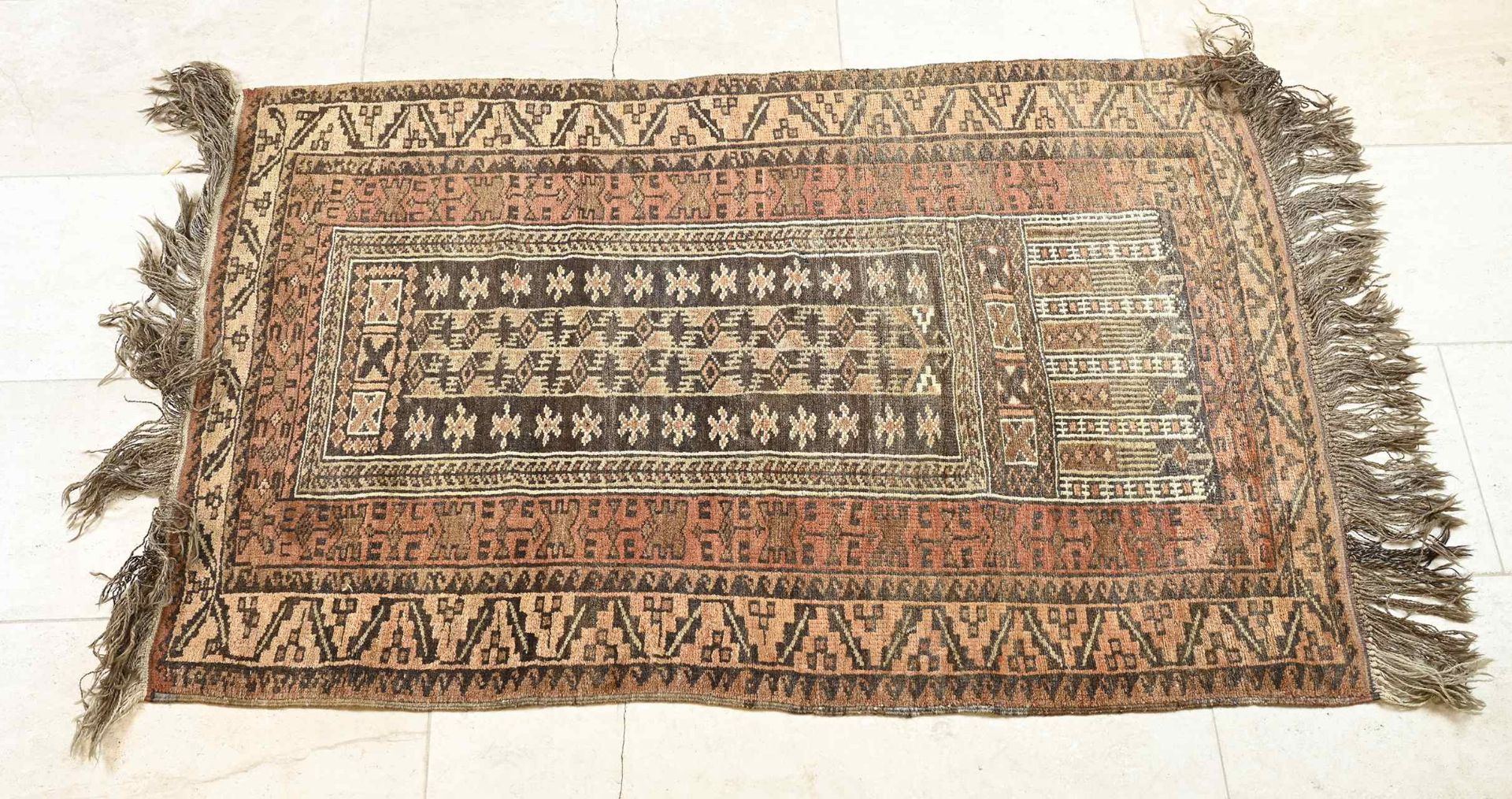 Old Persian rug, 132 x 87 cm.
