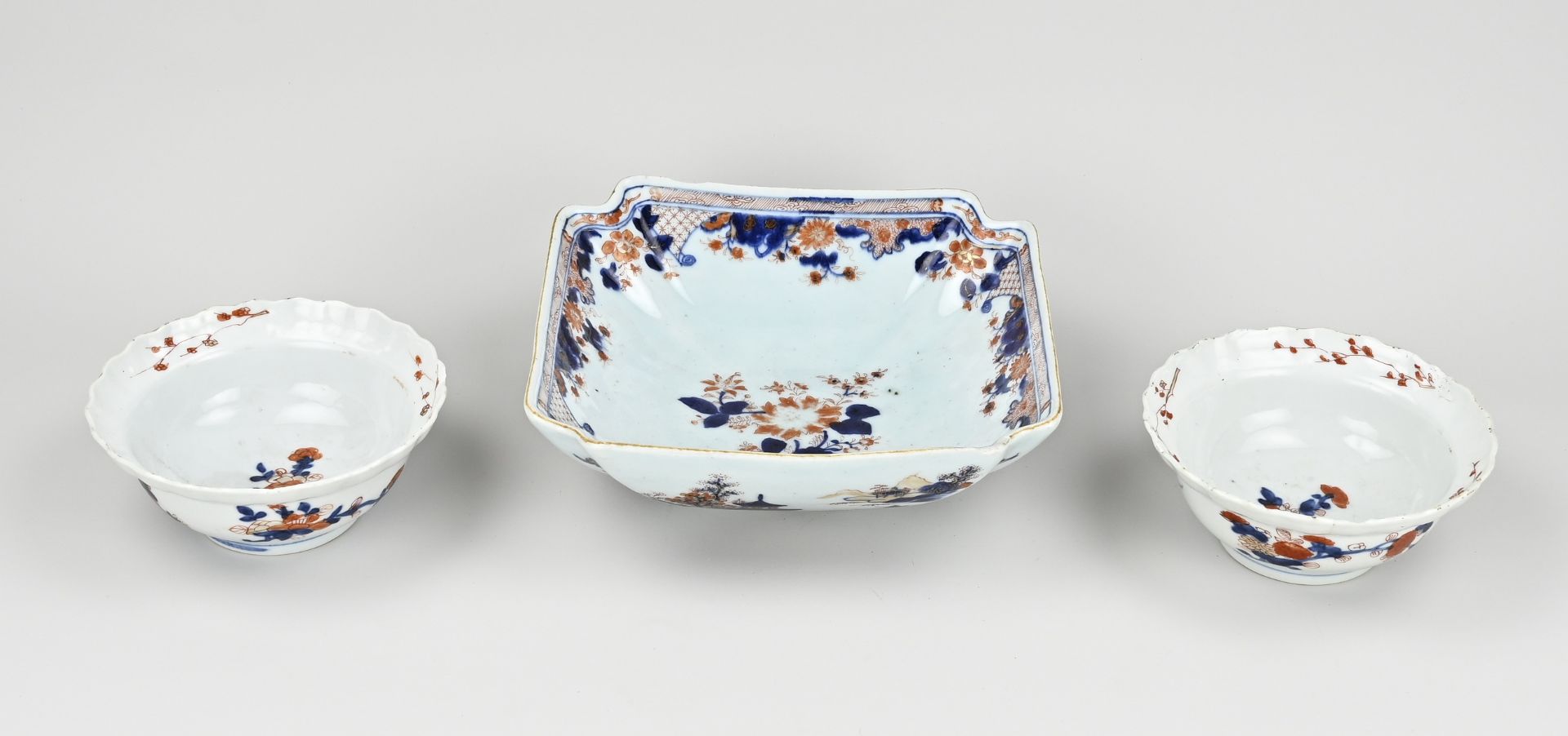 Three 18th century Imari bowls Ø 15 cm.