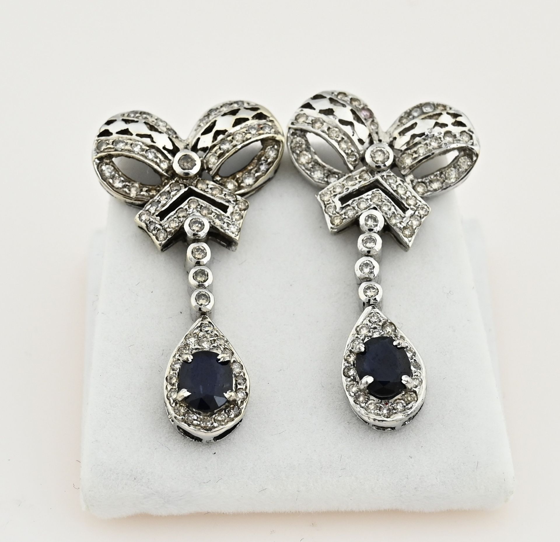 White gold earrings with sapphire