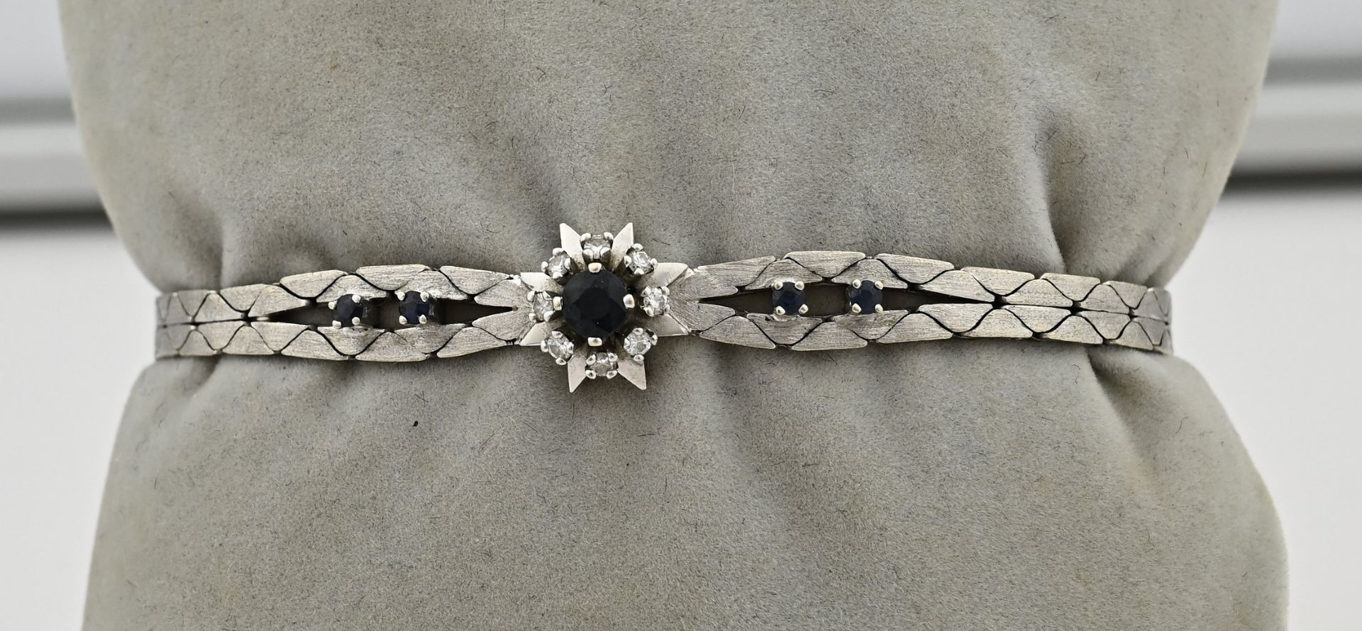 White gold bracelet with sapphire