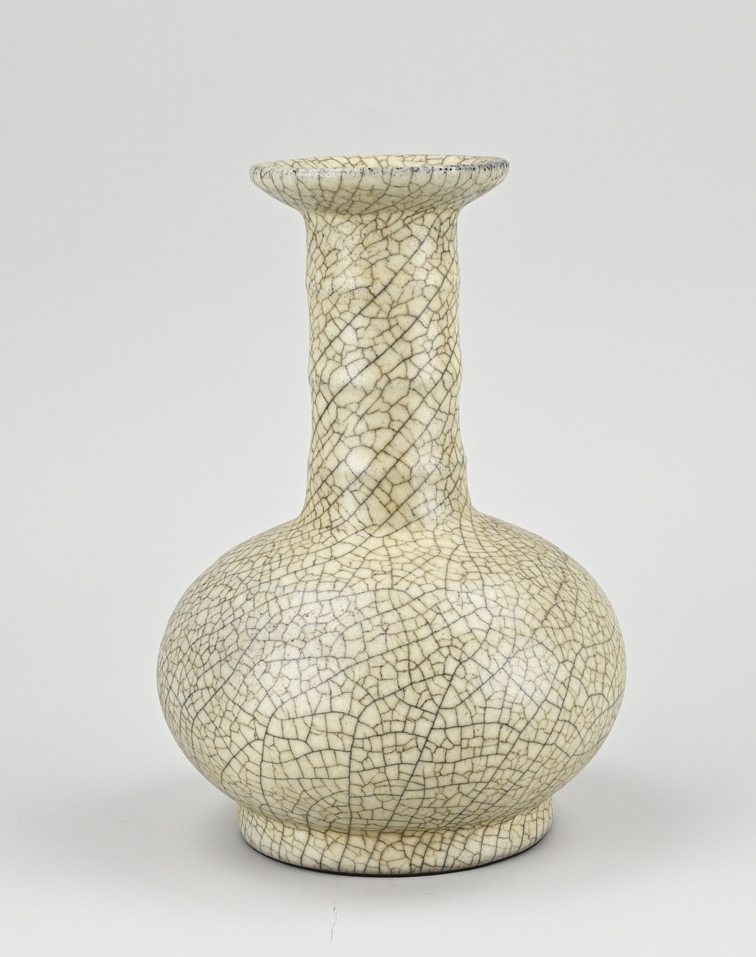 Chinese celadon crackle vase, H 21.5 cm.