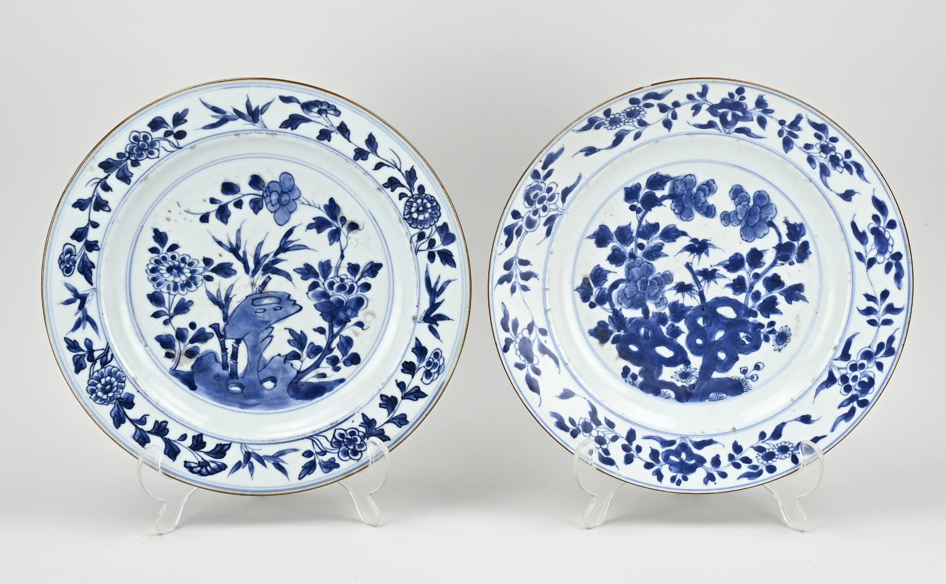 Two Chinese plates Ø 27 cm.