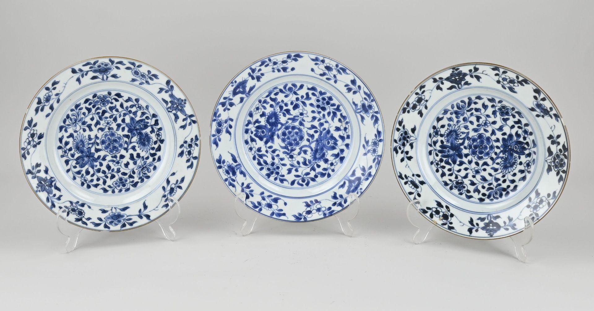 Three Chinese plates Ø 23 cm.