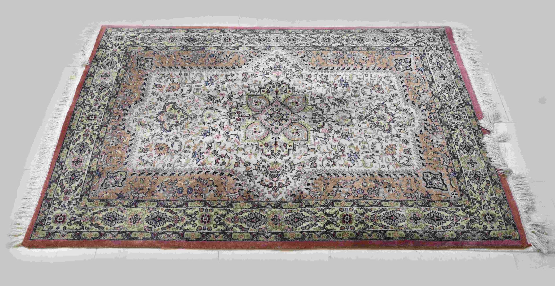 Persian carpet, 186 x 124 cm.