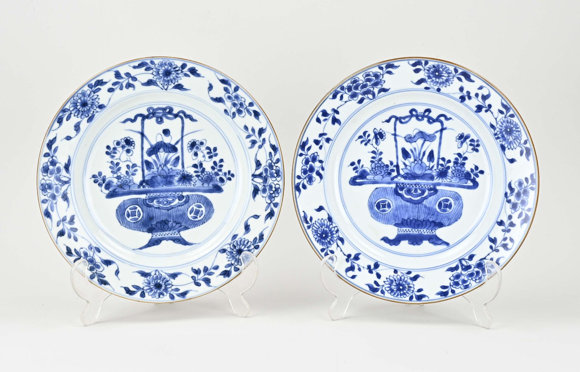 Two 18th century Chinese plates Ø 23 cm.