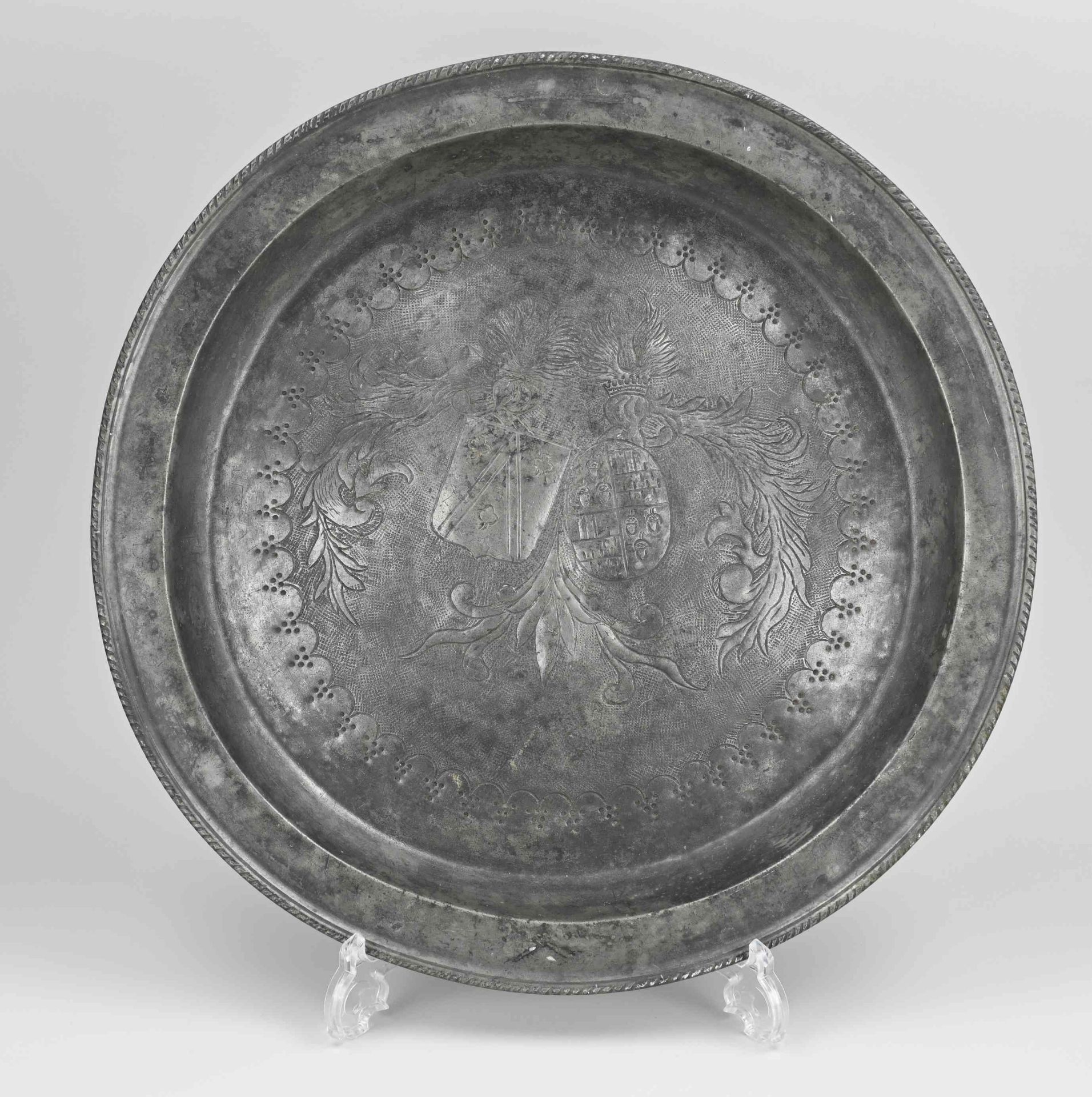 Coat of arms of pewter Ø 44 cm.