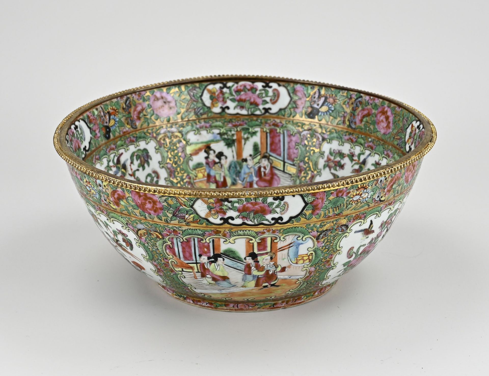 Chinese Canton bowl Ø 27 cm.