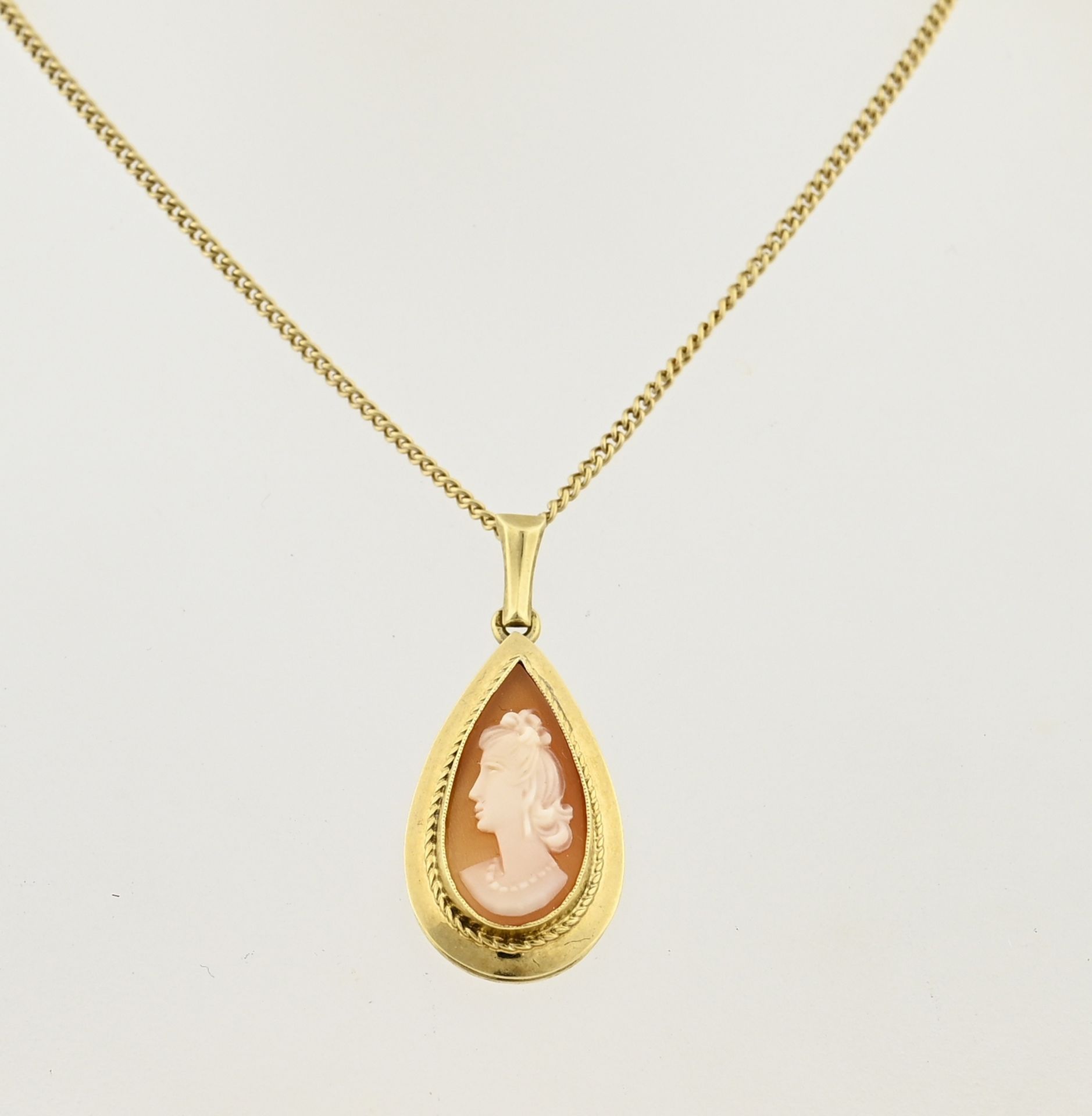 Gold necklace and pendant with cameo