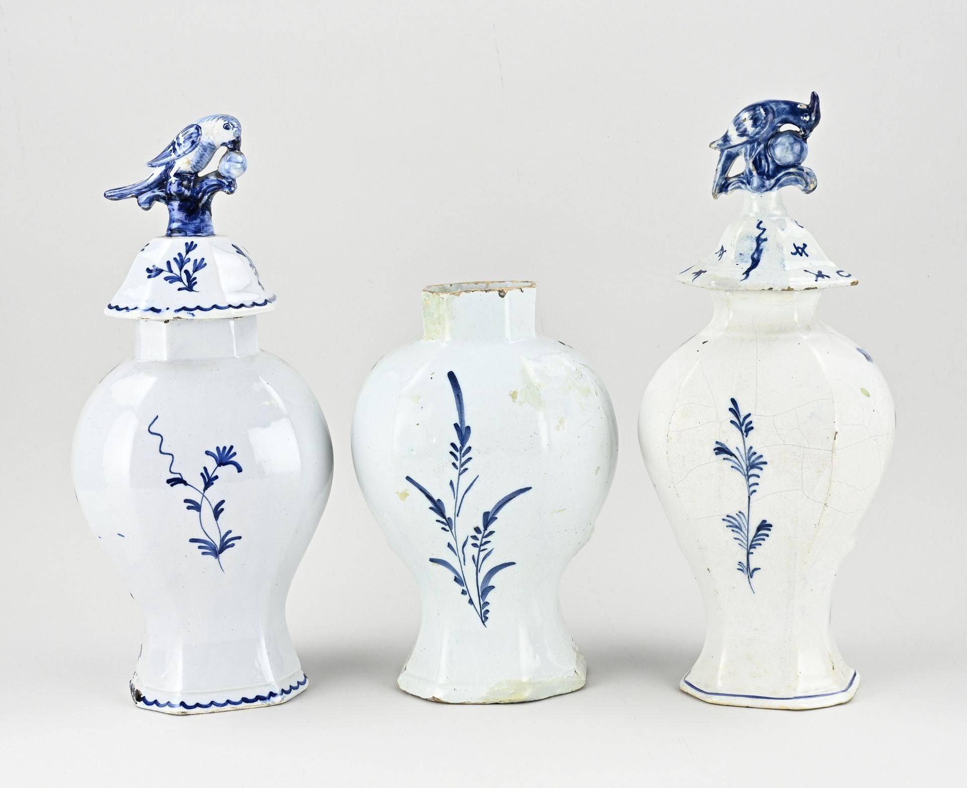 Three 18th century Delft vases, H 26 - 38 cm. - Bild 2 aus 3