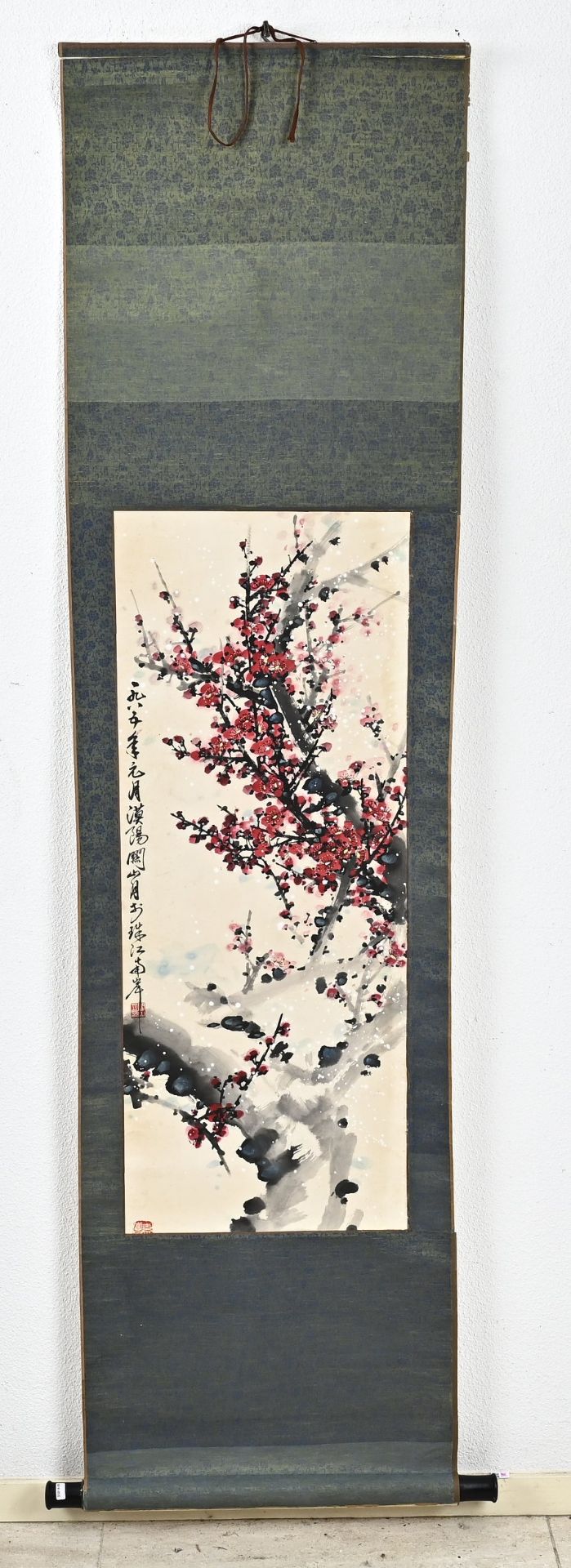 Chinese scroll painting, 94 x 36.5 cm.