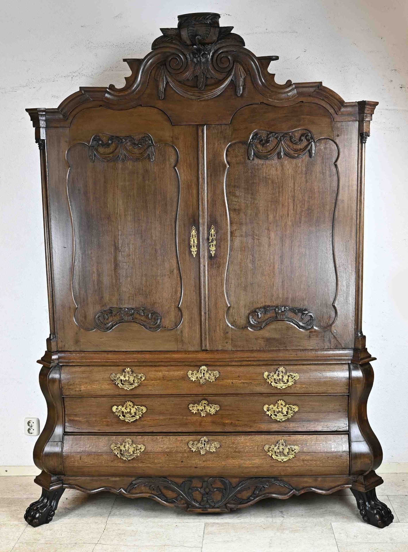 Double curved cabinet