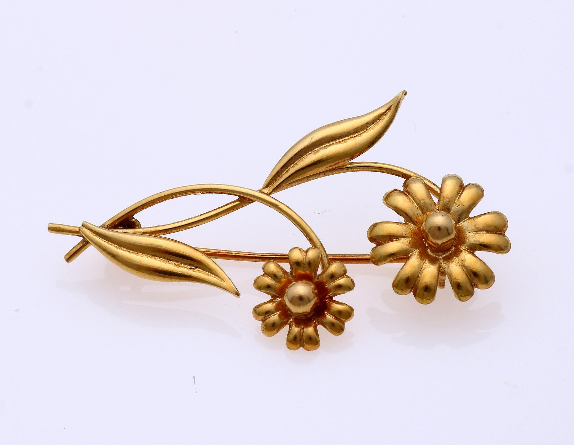 Gold brooch in flower shape