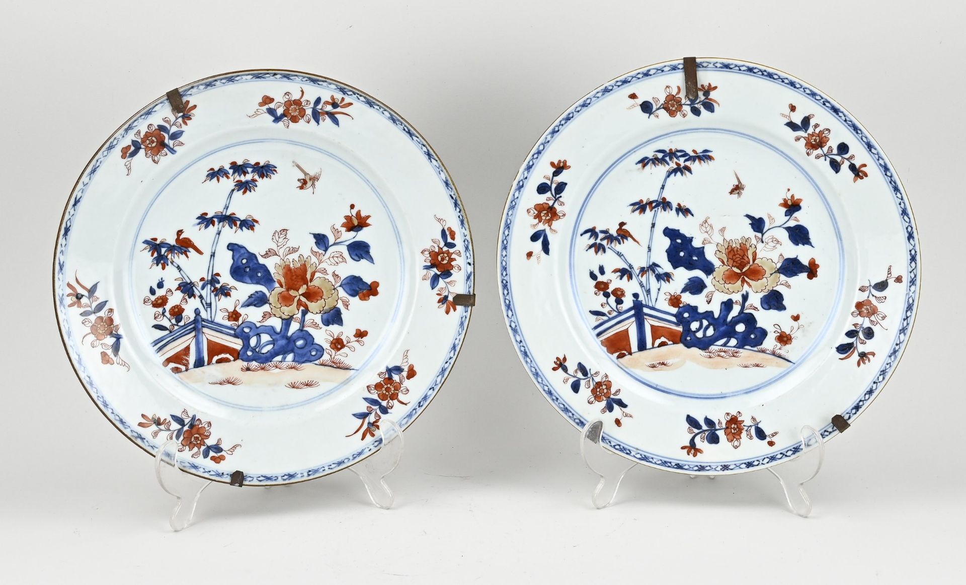 Two 18th century Chinese Imari plates Ø 28 cm.