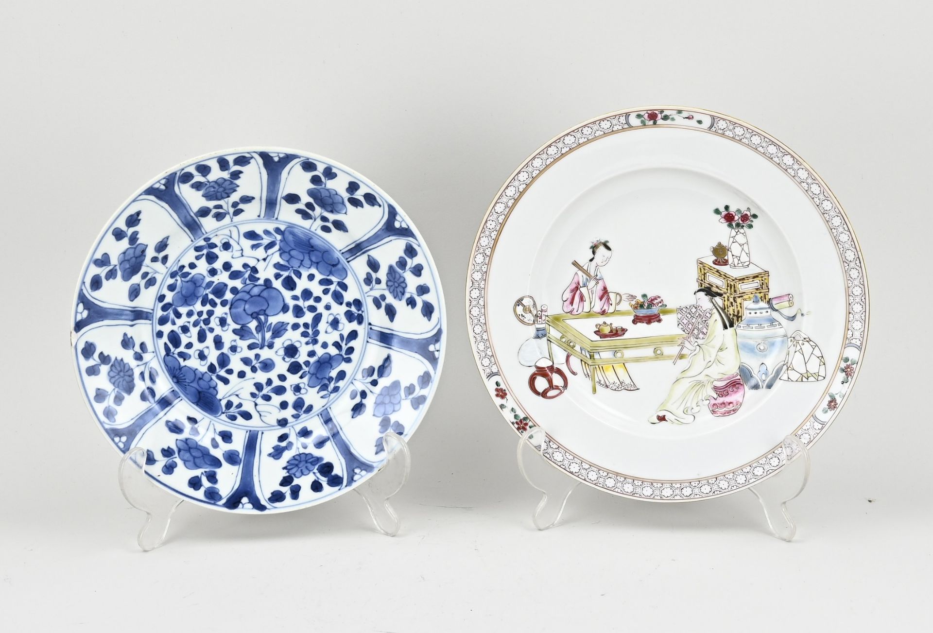 Two Chinese plates Ø 21.5 - Ø 22.5 cm.