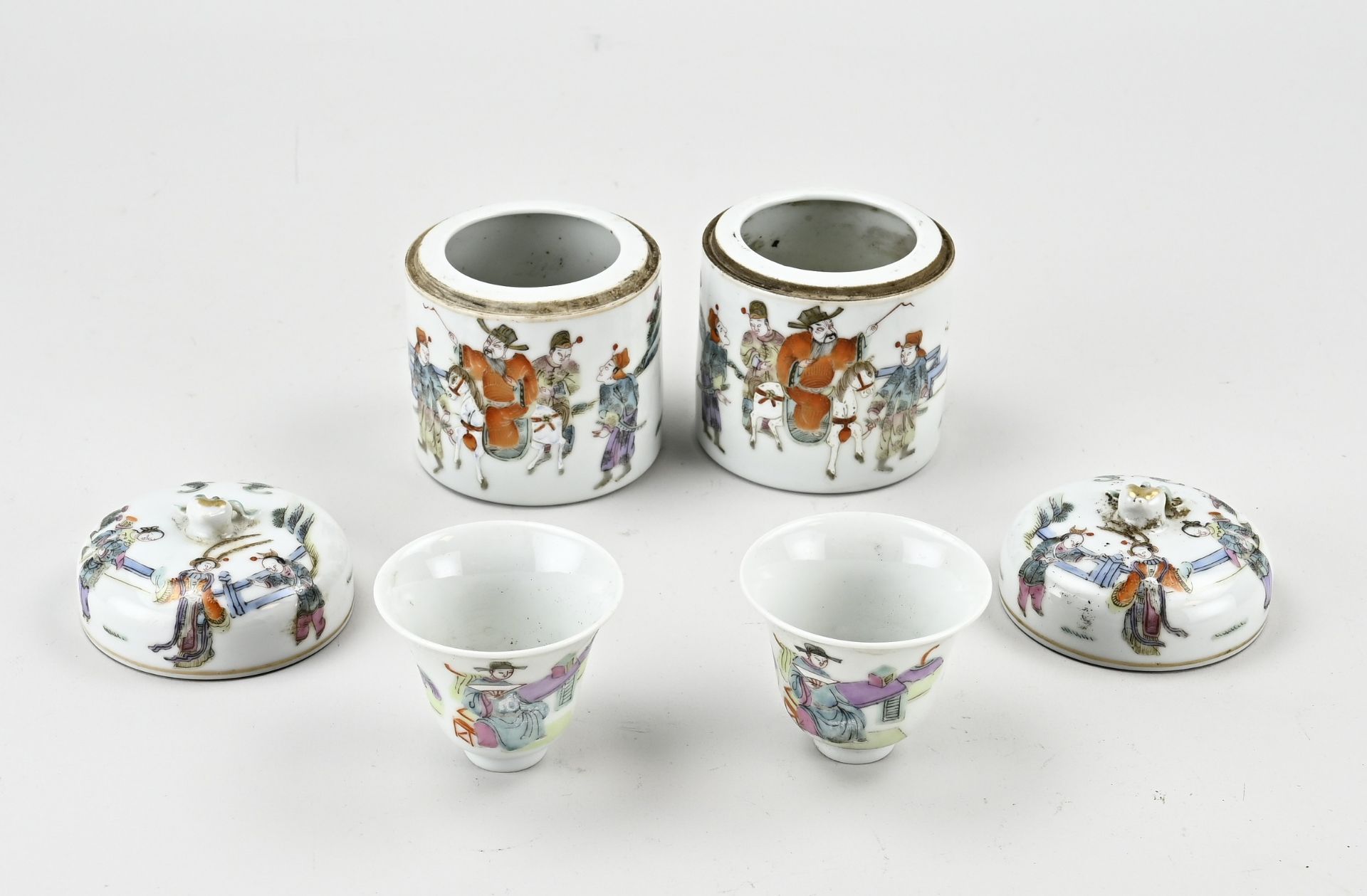 2 fam. Rose lidded pots with cups