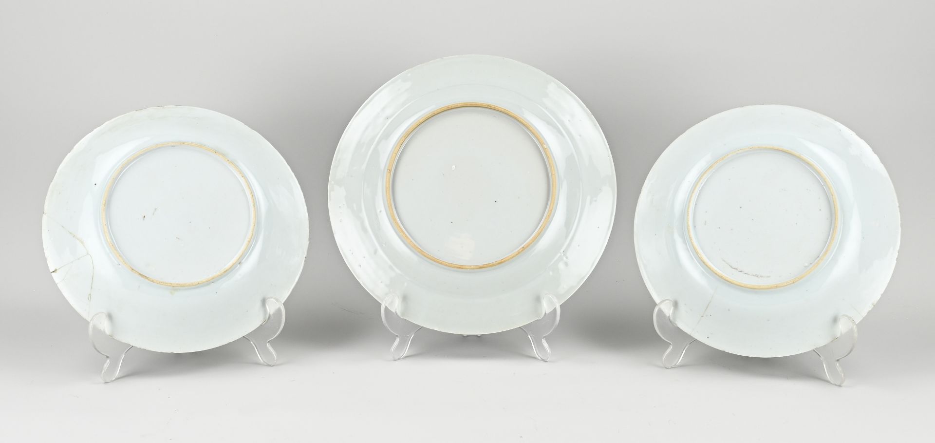 Three Chinese plates Ø 23 - 26 cm. - Bild 2 aus 2
