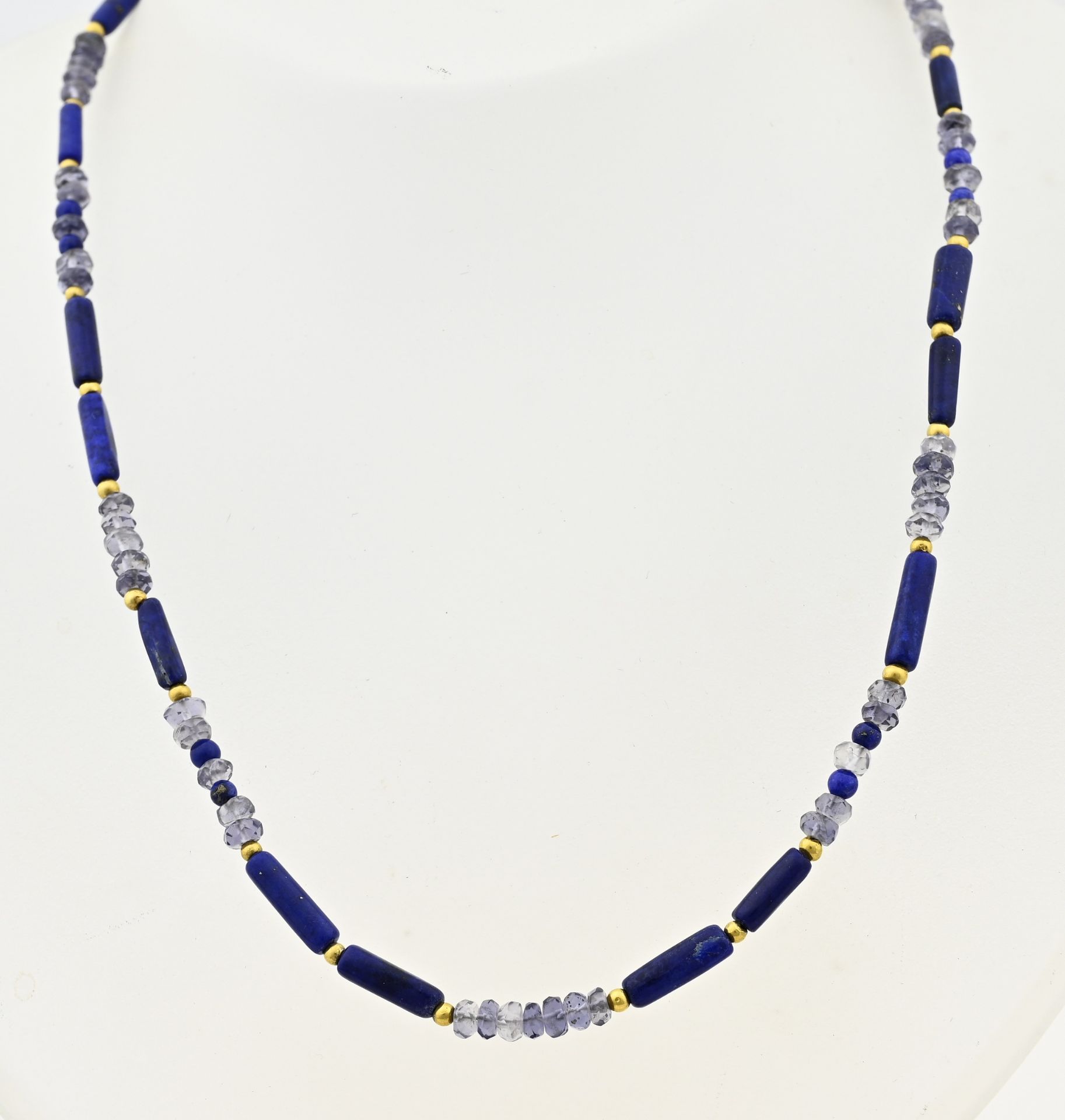 Necklace with lapis lazuli with gold