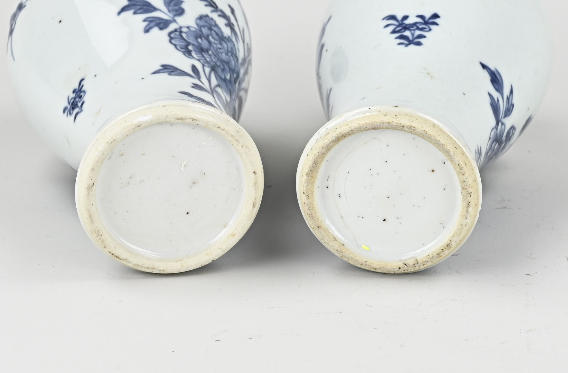 Two 2x Chinese vases, H 25 cm. - Image 3 of 3