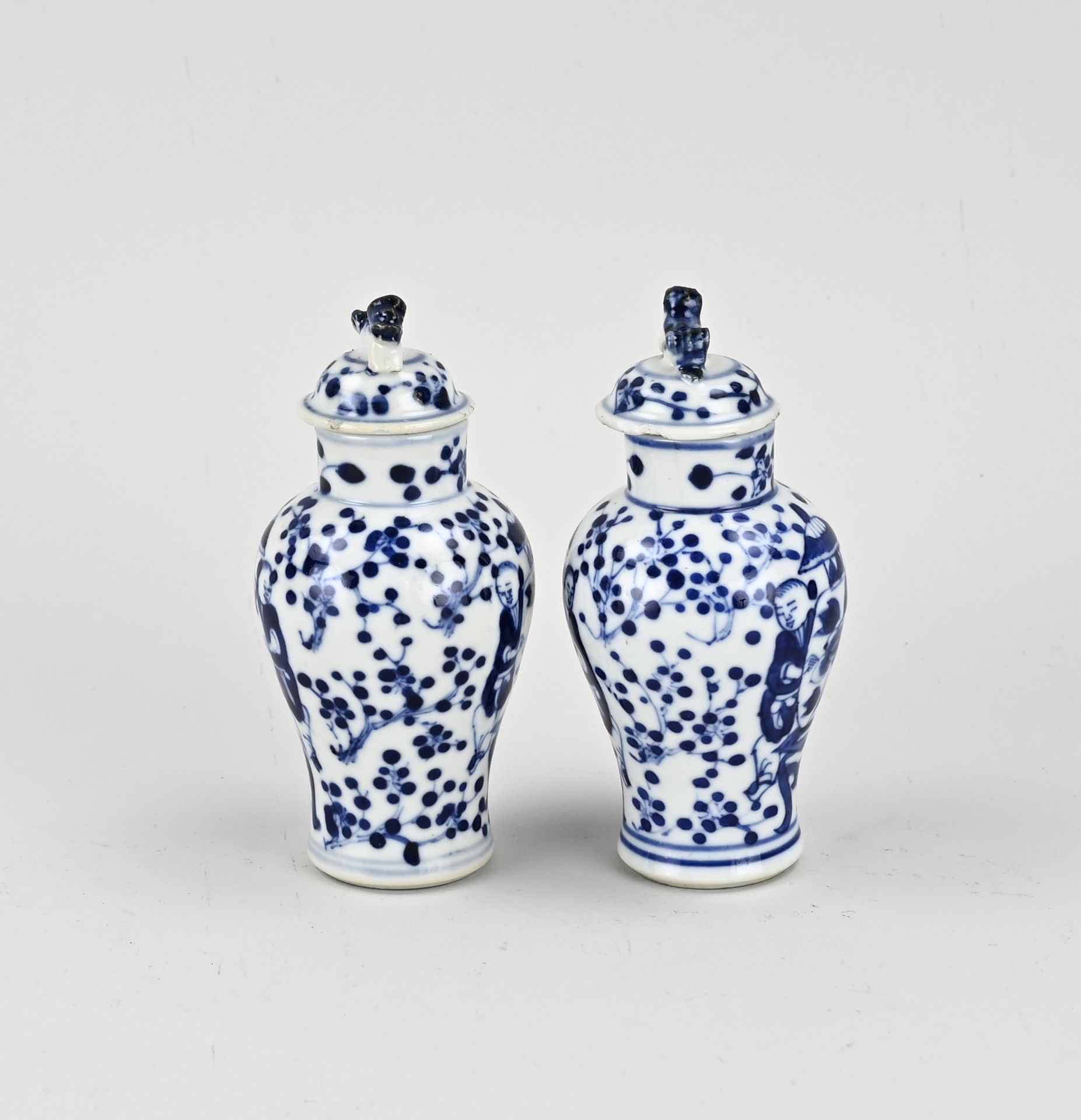 Two small Chinese lidded vases, H 13 cm. - Bild 2 aus 3