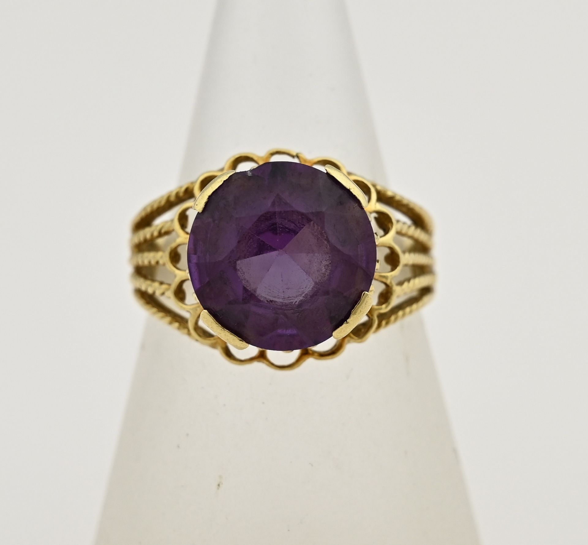 Ring with amethyst