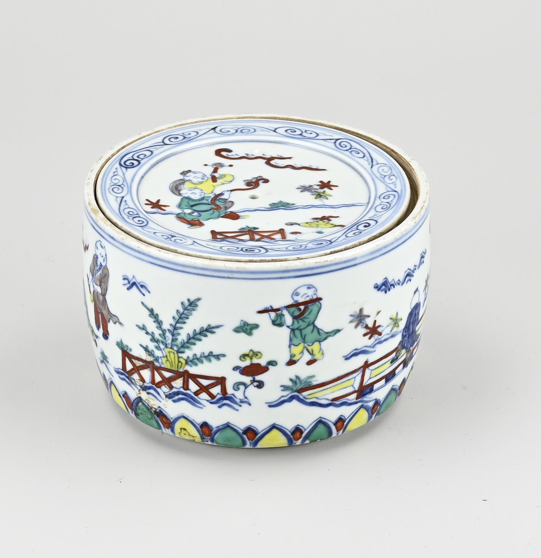 Chinese lidded pot Ø 13.8 cm.