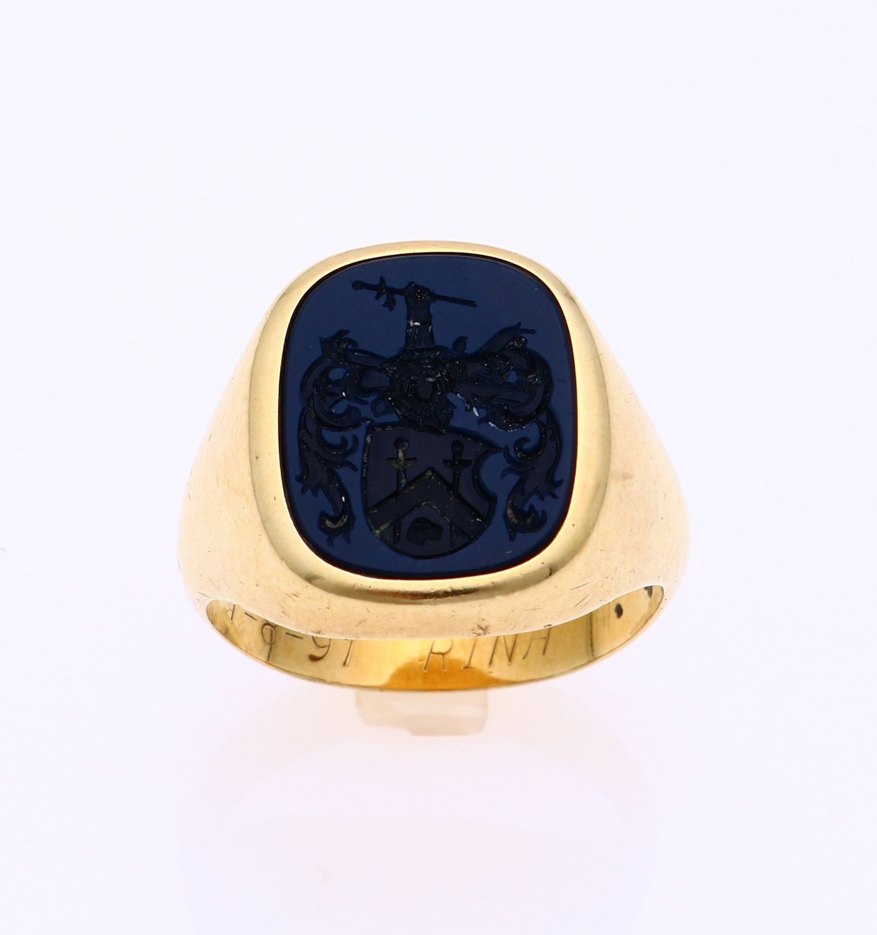 Gold men's ring with coat of arms