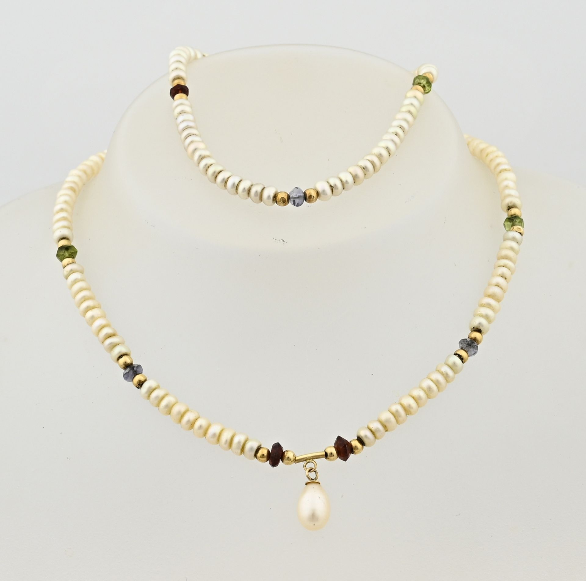 Pearl necklace and bracelet with gold