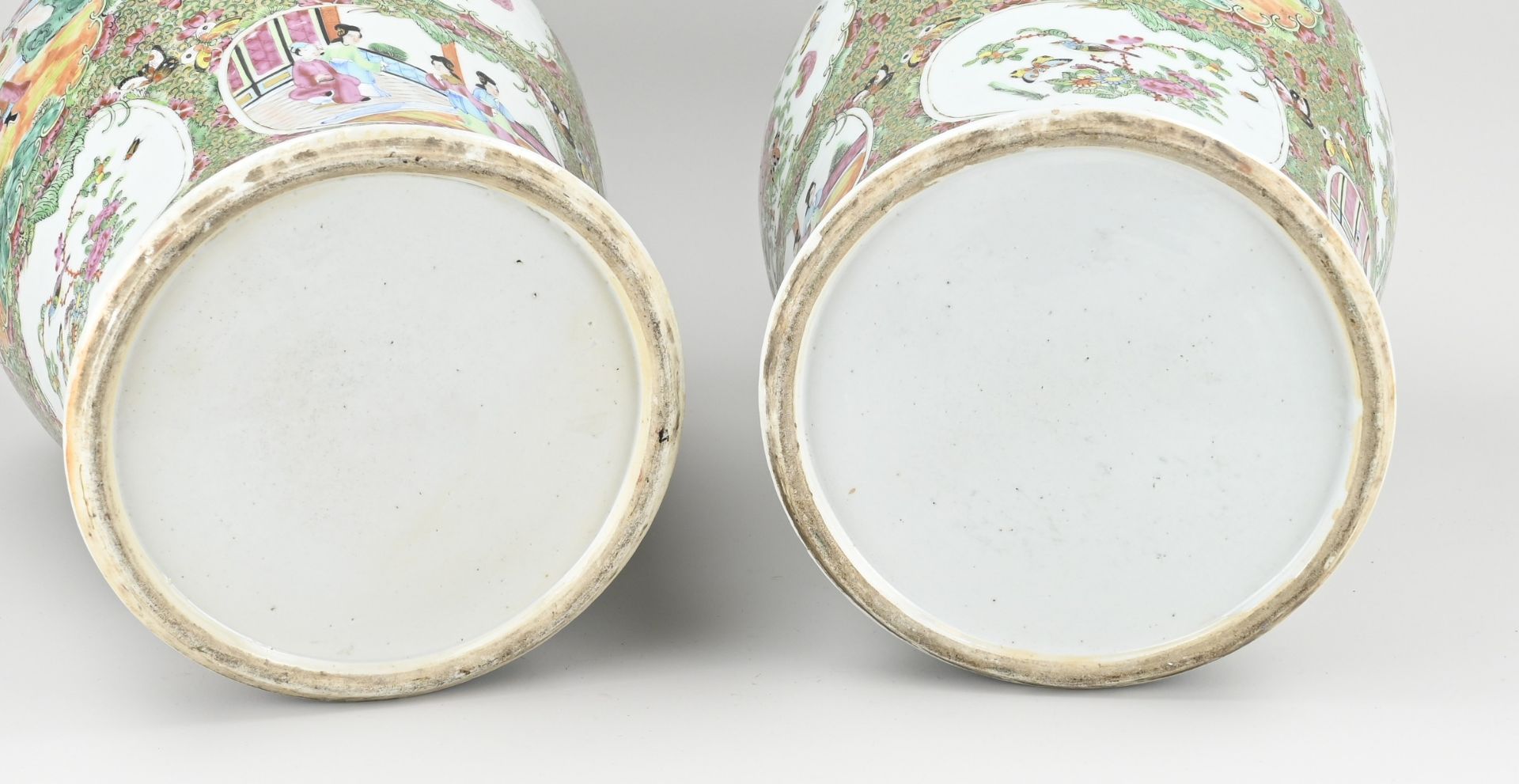 Two Chinese Cantonese lidded vases, H 44.5 x Ø 26 cm. - Image 5 of 5