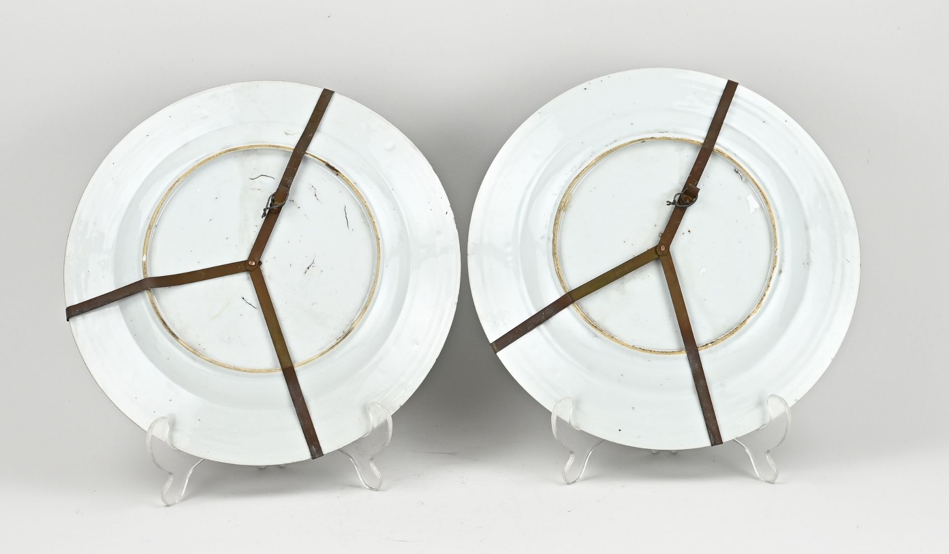 Two 18th century Chinese Imari plates Ø 28 cm. - Bild 2 aus 2