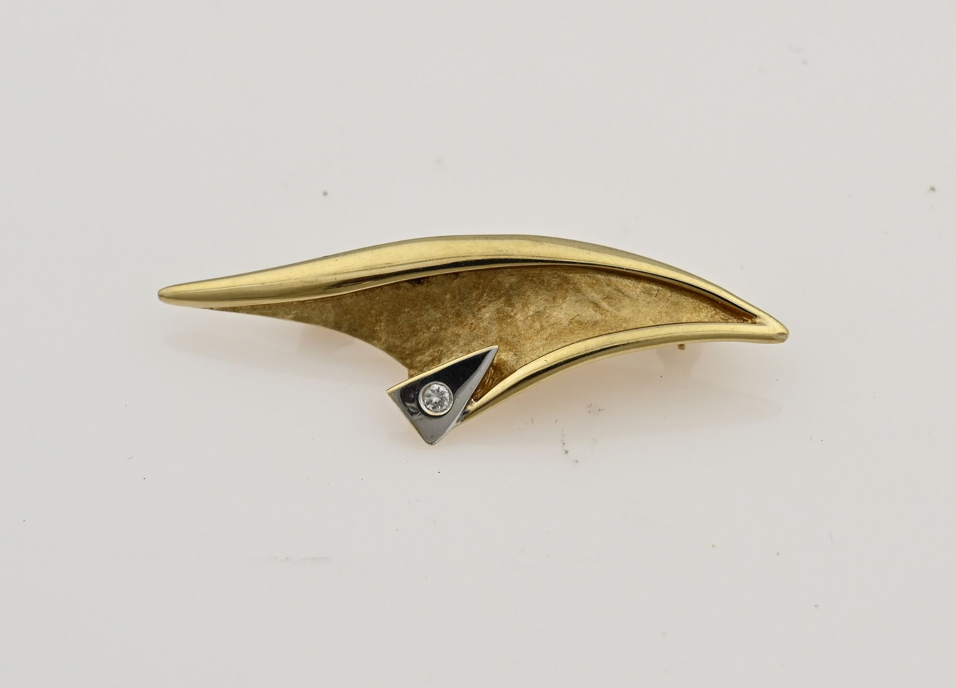 Gold brooch with zirconia