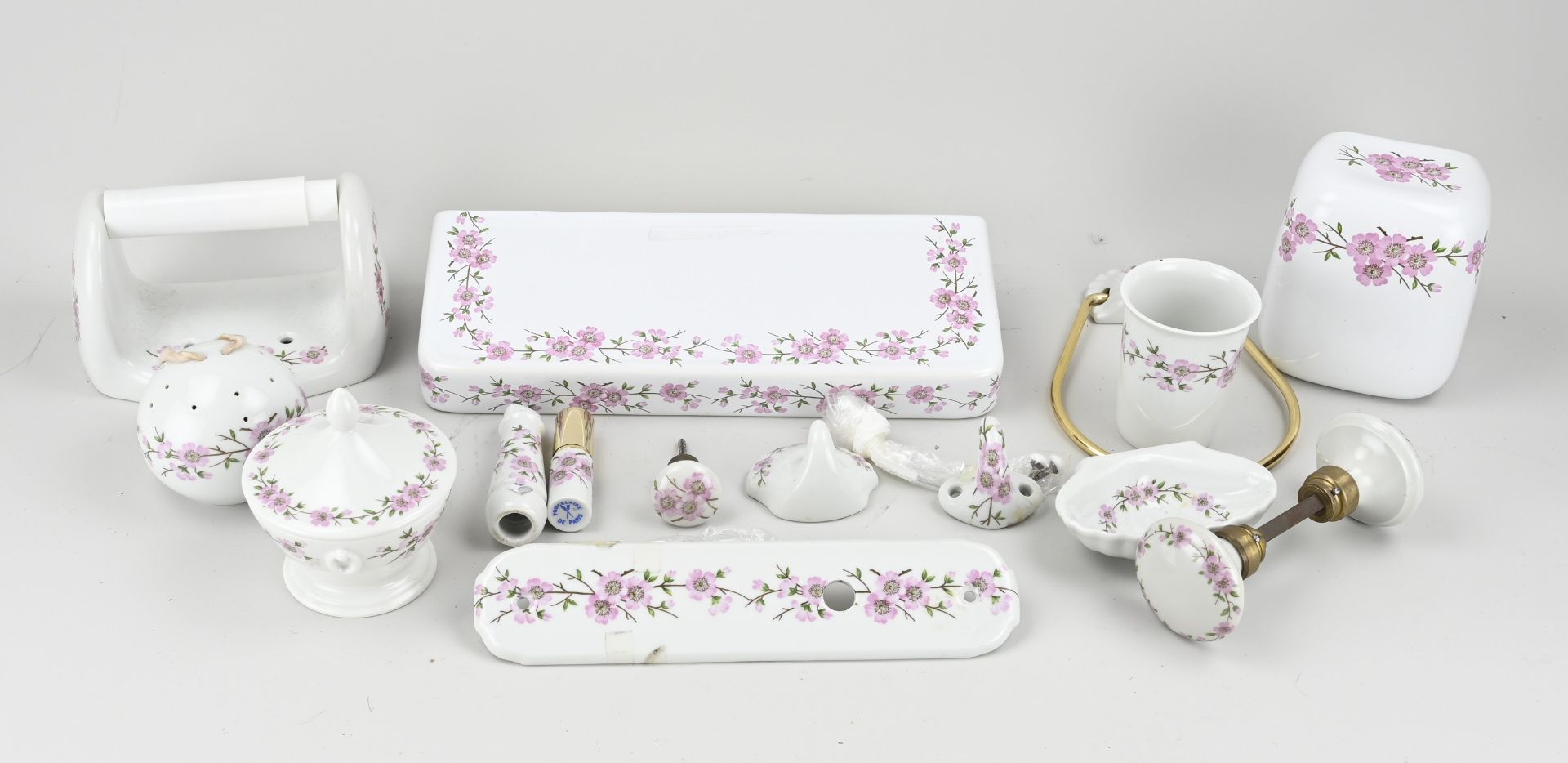 Porcelanine Paris France toilet set