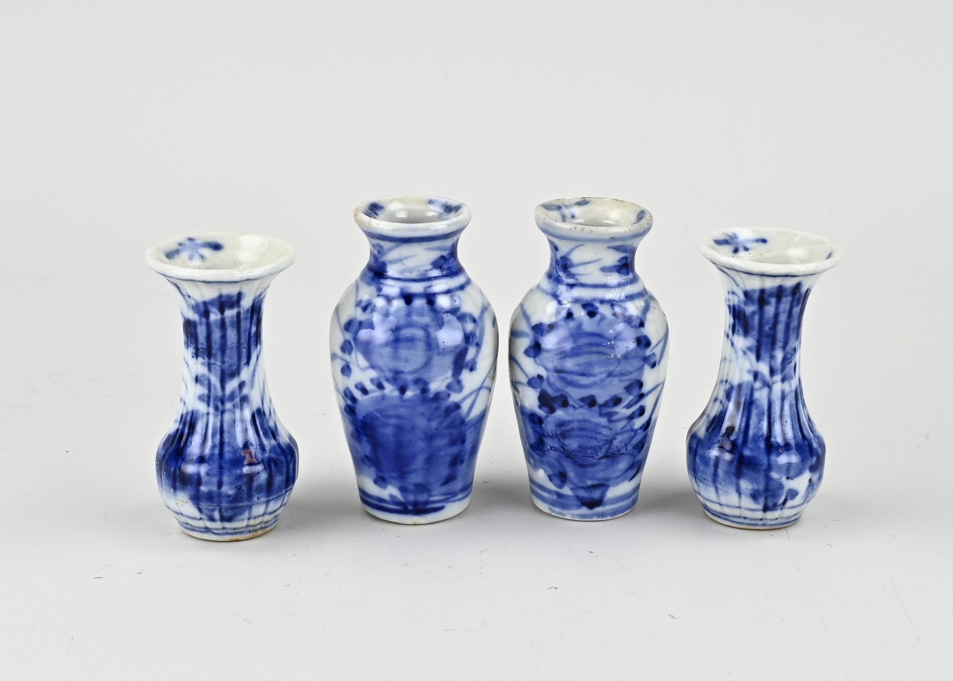 Four Japanese mini vases, H 8 - 9 cm.