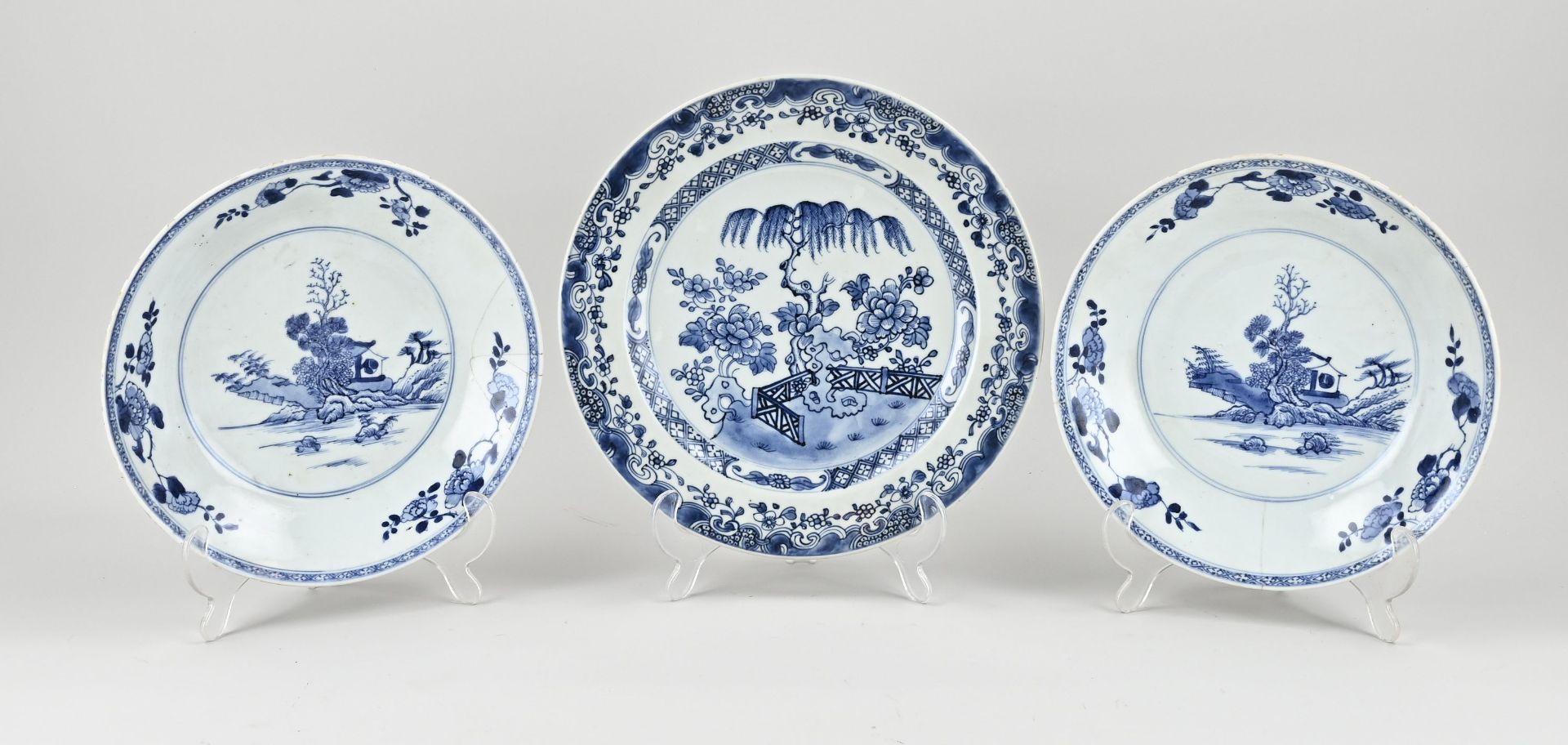 Three Chinese plates Ø 23 - 26 cm.