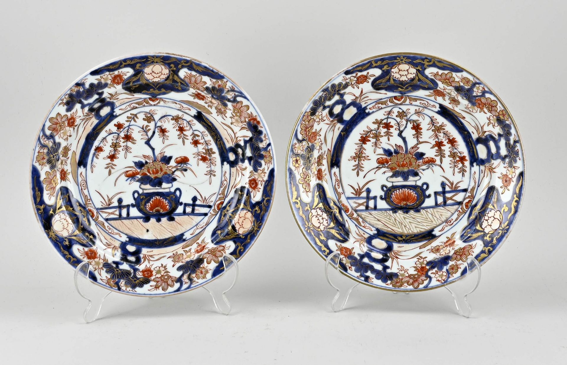 Two Imari plates Ø 24.5 cm.