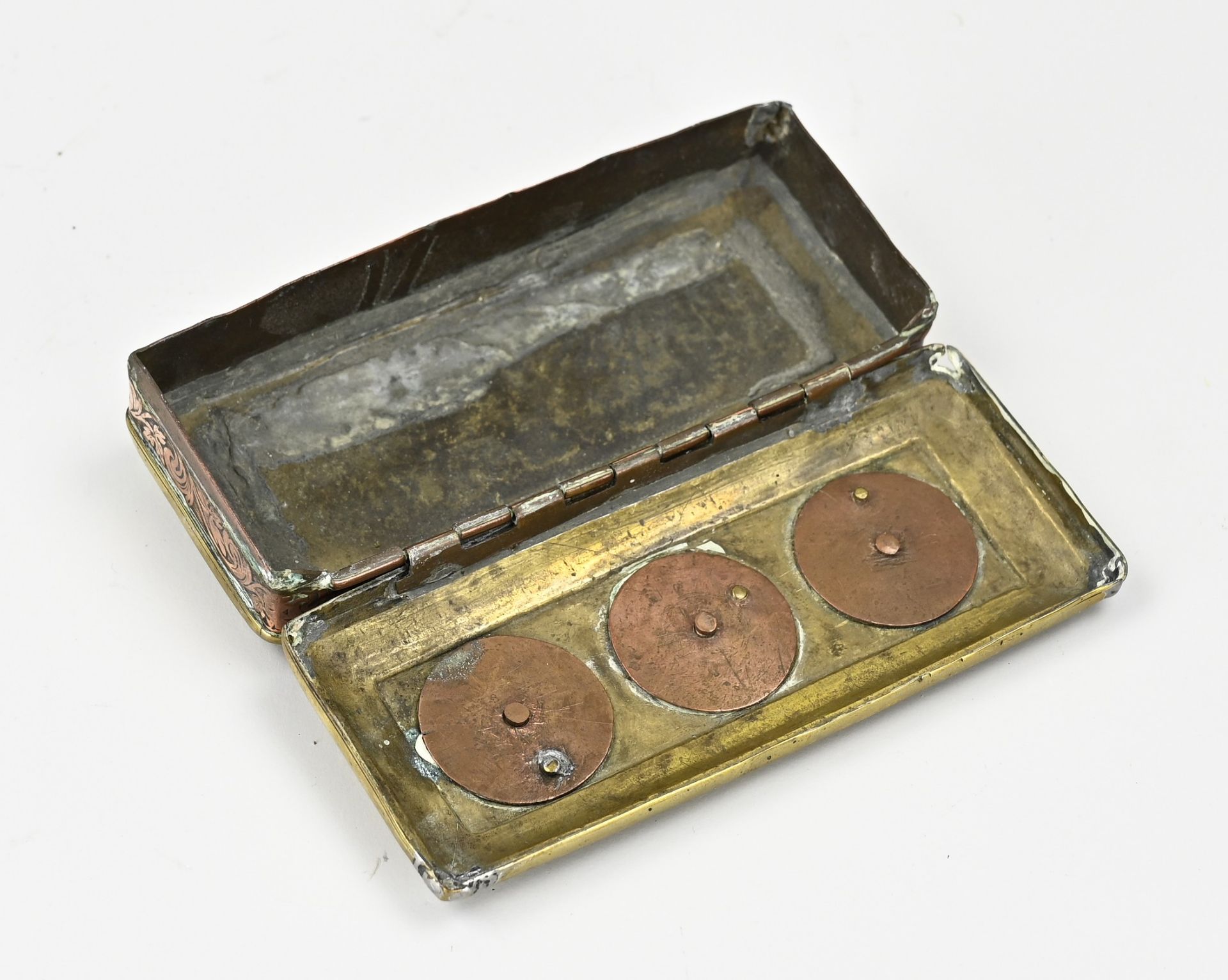 Brass tobacco box with perpetual calendar - Image 2 of 2