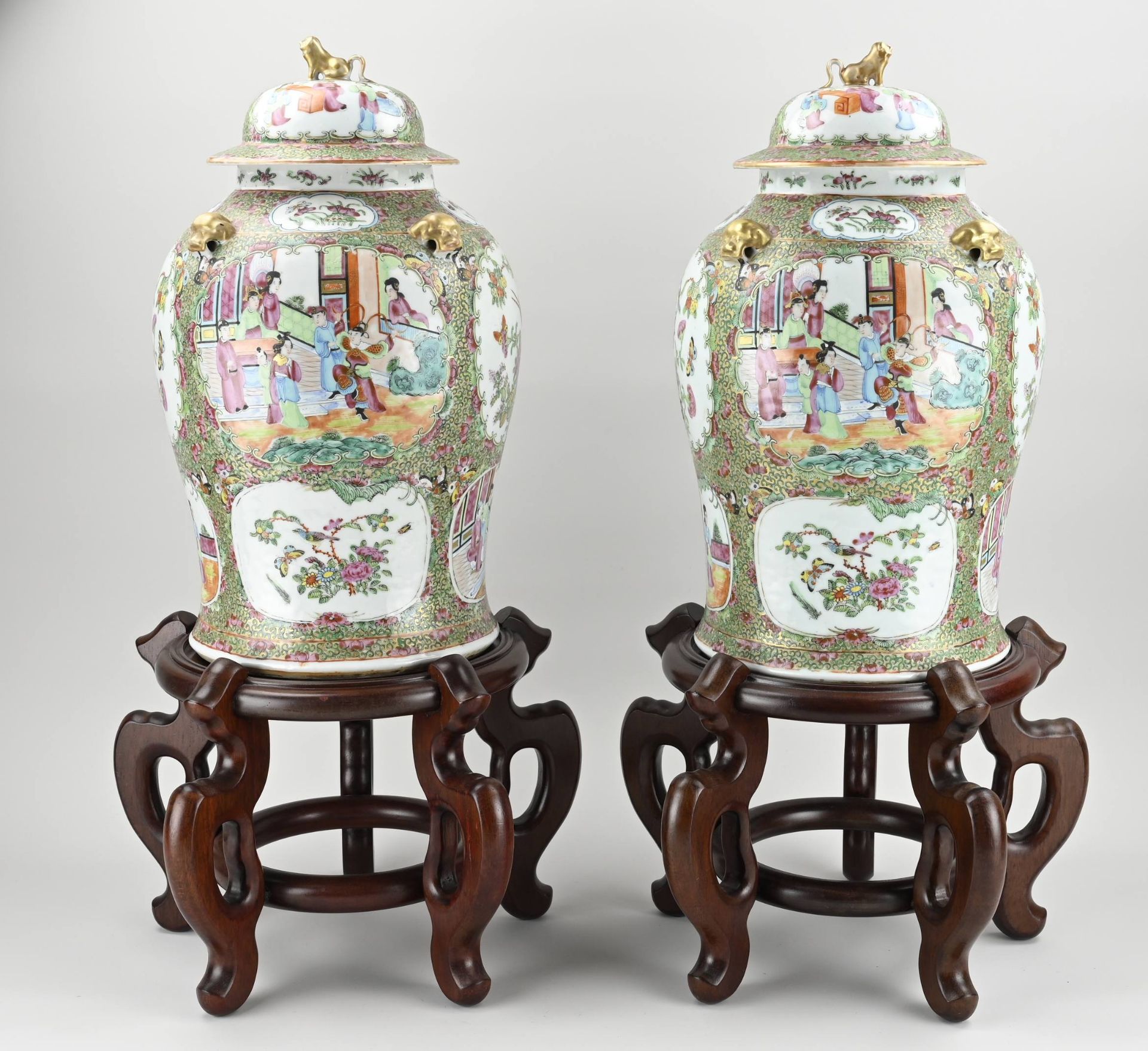 Two Chinese Cantonese lidded vases, H 44.5 x Ø 26 cm.