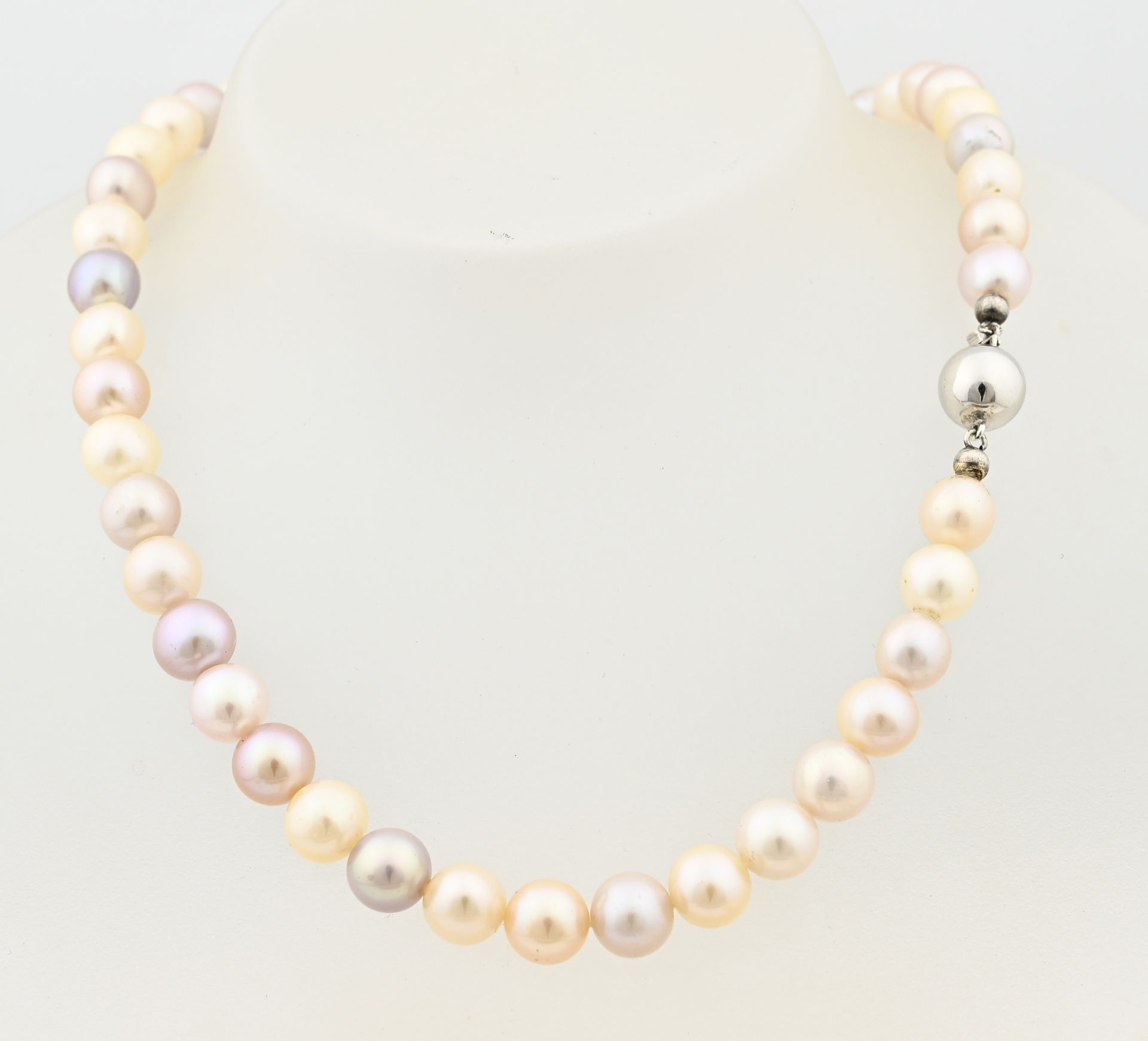 Pearl necklace with white gold clasp