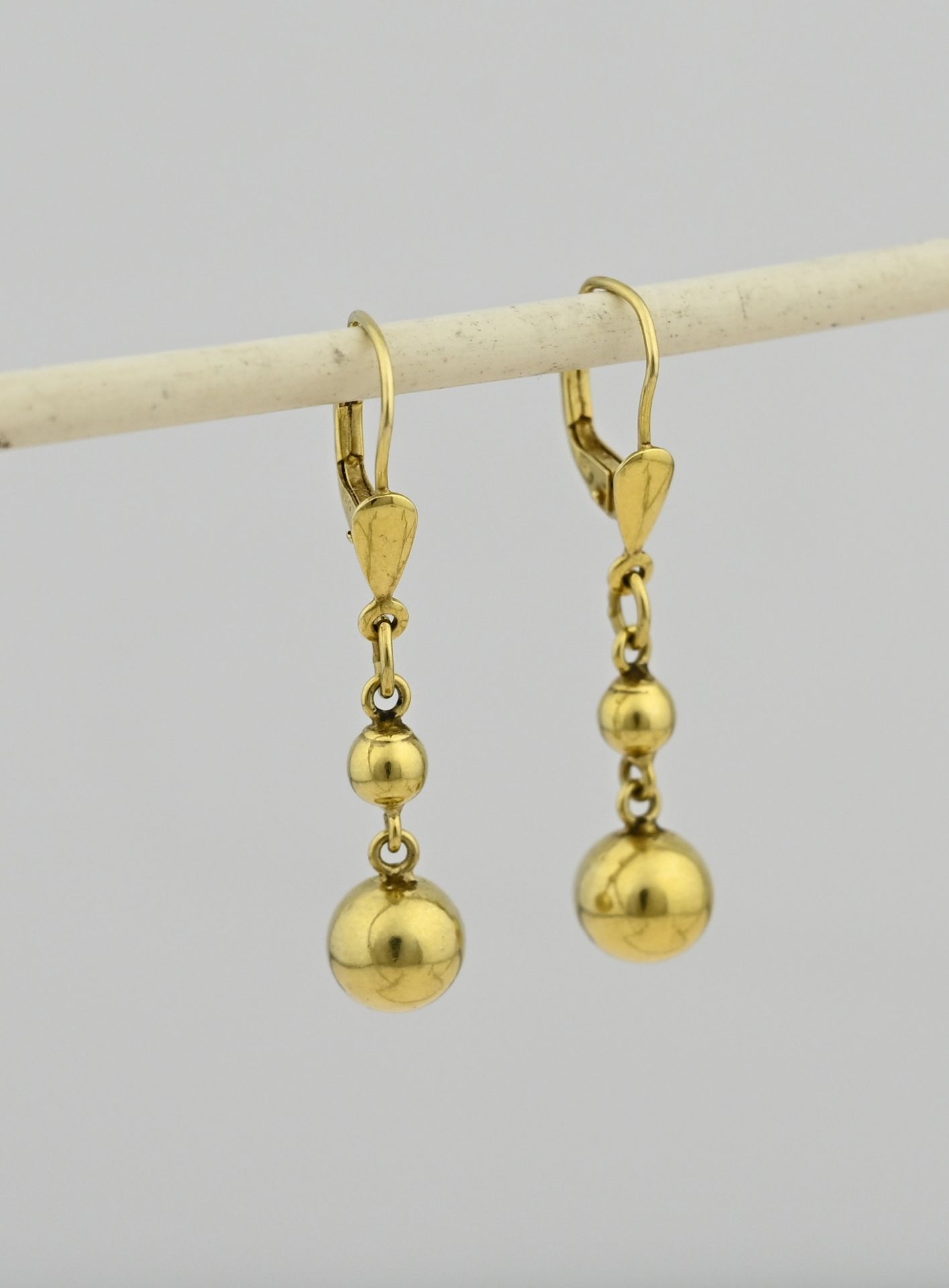 Gold earrings with spheres