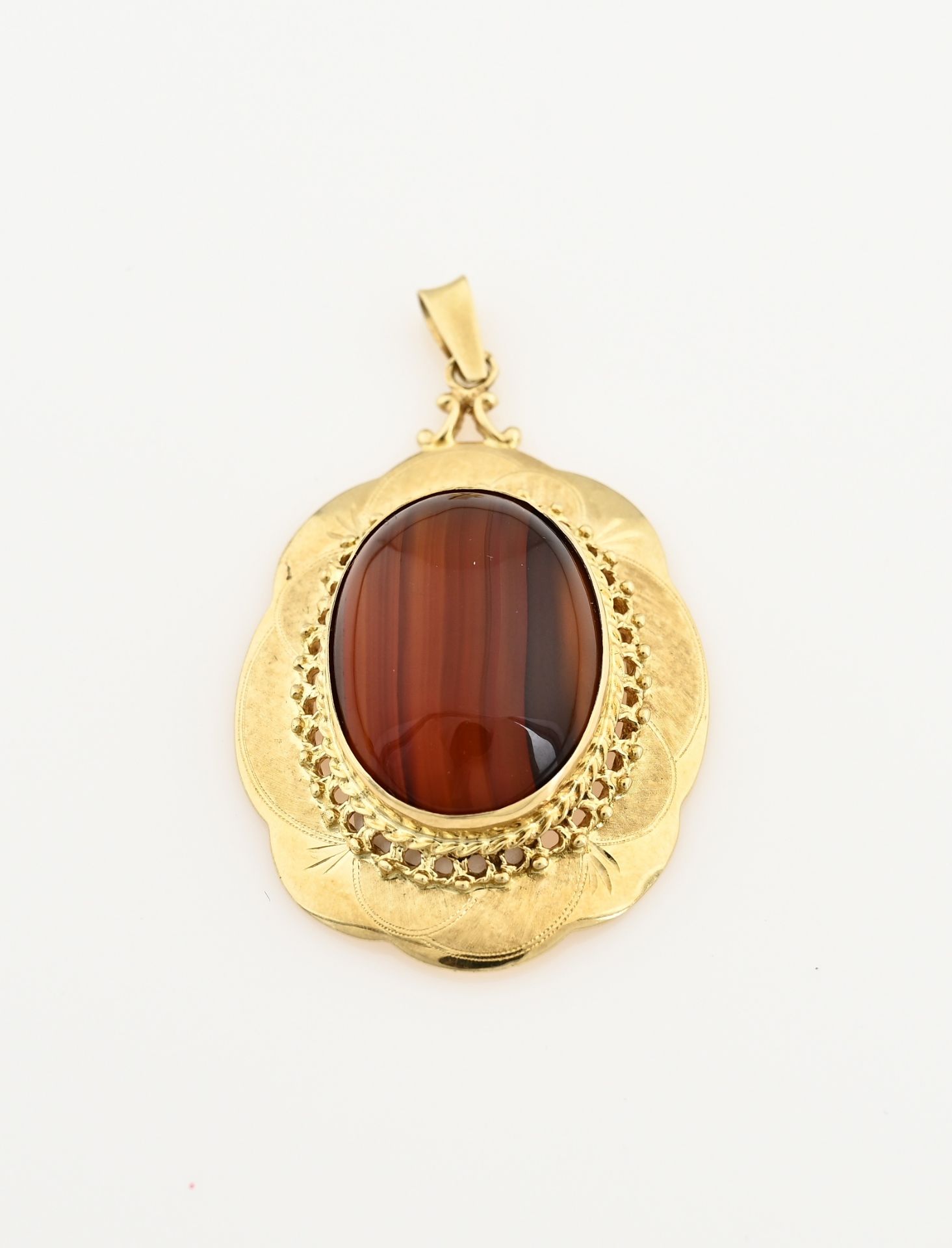 Gold pendant with agate