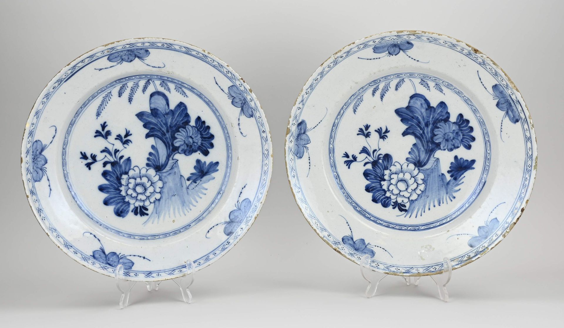 Two 18th century Delft plates Ø 34 cm.