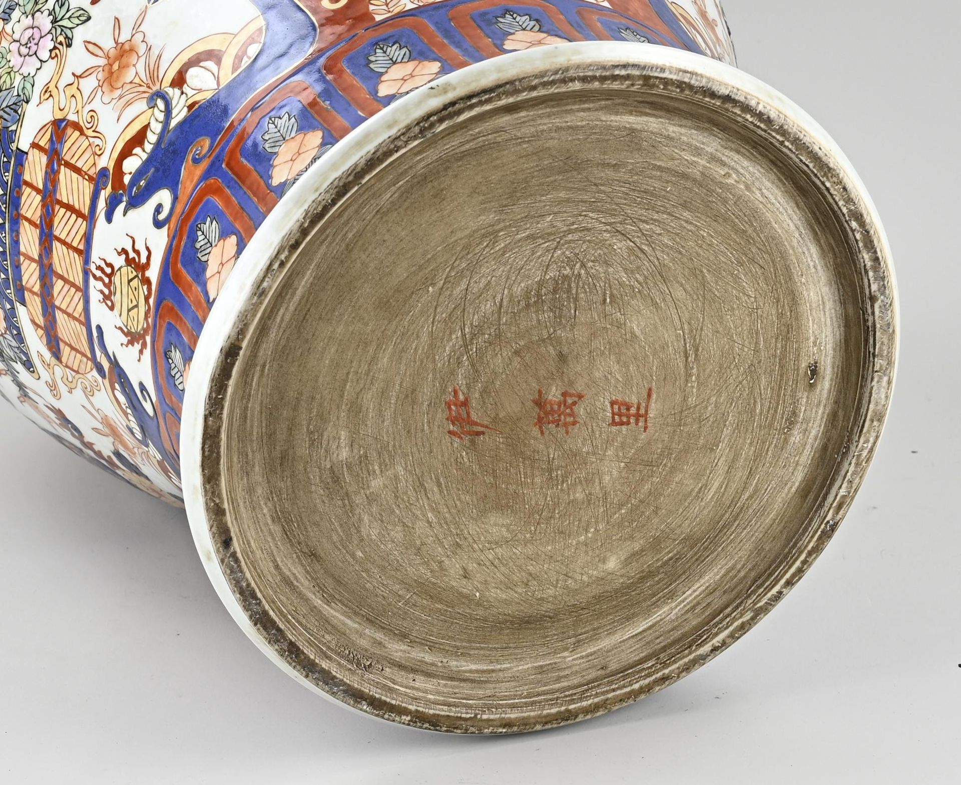 Japanese Imari vase with lid, H 67 cm. - Bild 3 aus 3