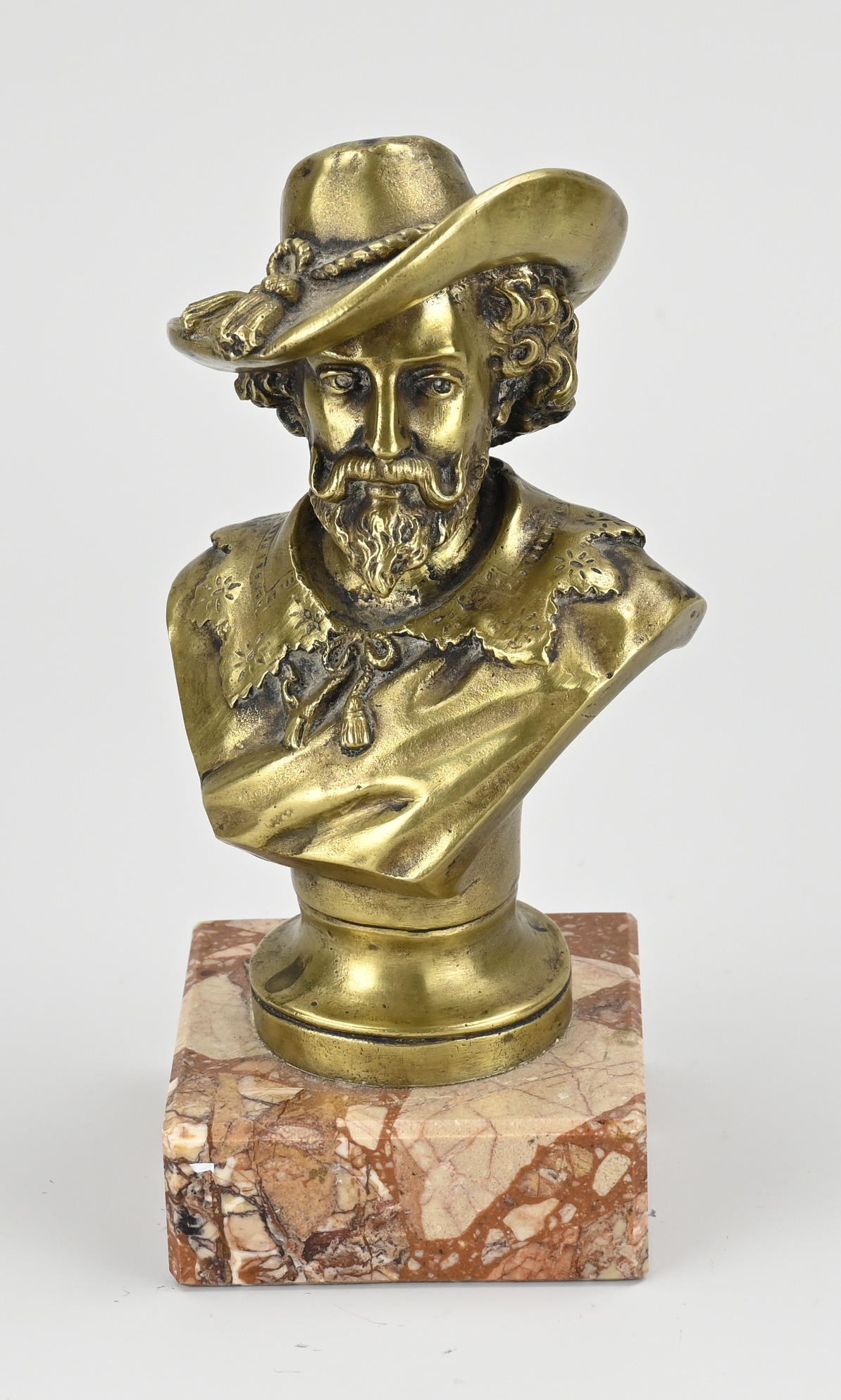 Bronze bust, nobleman with hat